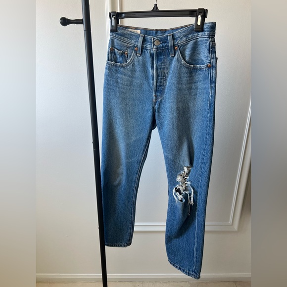 Levi’s 501 cropped jeans W24 L26 medium wash 100% cotton - Picture 1 of 12